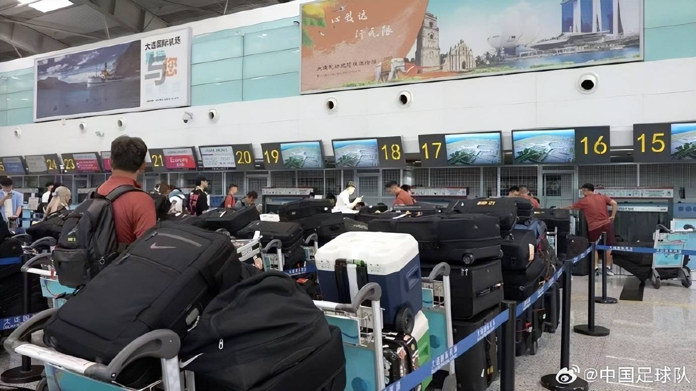 芝加哥天空篮球
_被指出征东亚杯行李较多芝加哥天空篮球
，国足官方回应：共托运行李140件，其中队伍装备行李56件